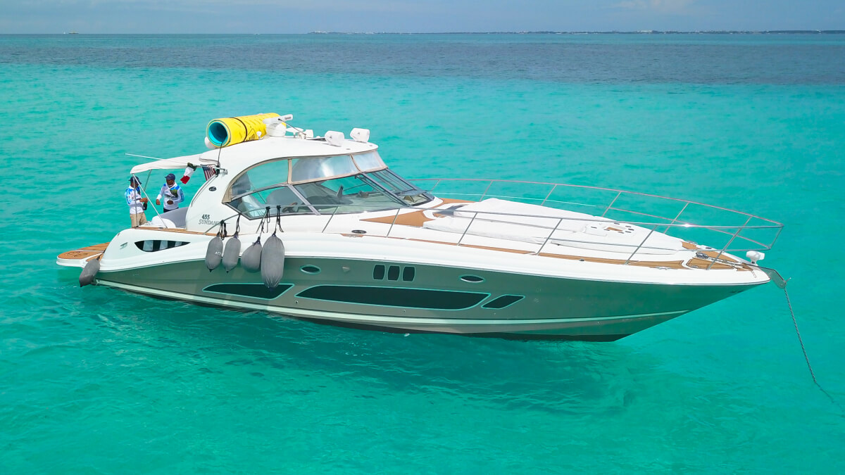 Popa del yate de lujo listo para tour de snorkel en la Riviera Maya